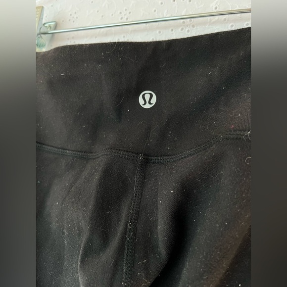 Lululemon black cropped legging yoga pants size 4 - Picture 3 of 4